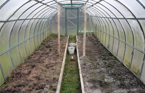 Чем заправить землю в теплице осенью. Подготовительные работы