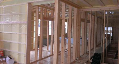 Установка стоек каркасного дома. Шаг стоек в каркасном доме