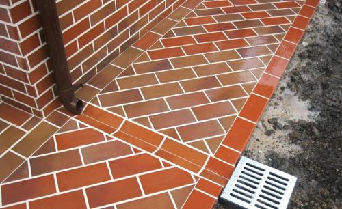 Обязательно ли нужна отмостка. Для чего нужна отмостка вокруг дома: изучаем варианты обустройства эффективной защиты фундамента