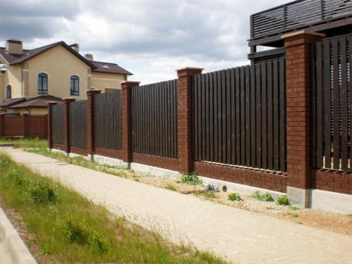 Как сделать забор с кирпичными столбами. Кладка кирпичных столбов для забора – технология строительства