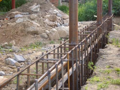 Какой должен быть фундамент для кирпичного забора. Свойства кирпичных заборов и особенности установки фундамента для них