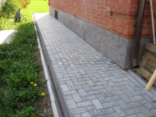 Отмостка вокруг дома из бетона своими руками. Как правильно сделать отмостку из бетона? 04