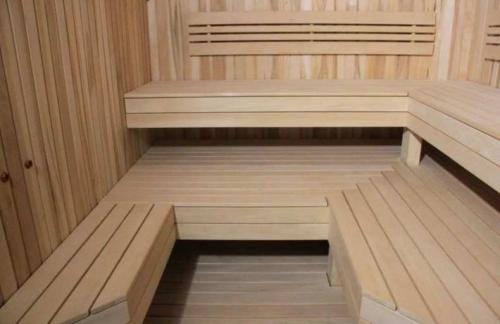 Расчет полков в парилке. Полок в парилке: что это такое и для чего используется? Инструкция, как крепить откидной, съемный и угловой полок (105 фото)