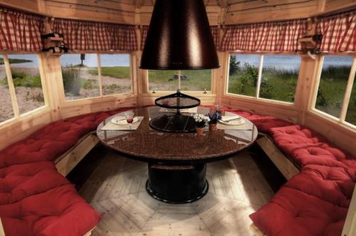 Закрытая беседка своими руками из дерева. Закрытые беседки: идеи обустройства и варианты дизайна. 130 фото лучших вариантов беседок и нюансы их применения в ландшафтном дизайне