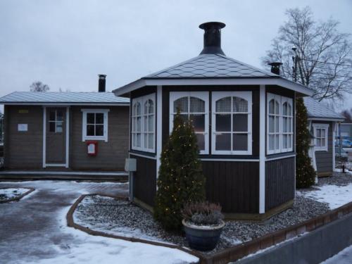 Закрытая беседка своими руками из дерева. Закрытые беседки: идеи обустройства и варианты дизайна. 130 фото лучших вариантов беседок и нюансы их применения в ландшафтном дизайне