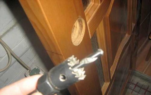 Врезка замка в межкомнатную дверь размеры. Инструменты для врезки замков и защелок