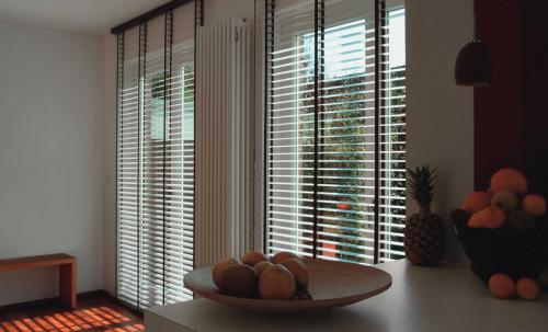 Виды крепления жалюзи на пластиковые окна. Горизонтальные жалюзи на окна: виды и способы крепления