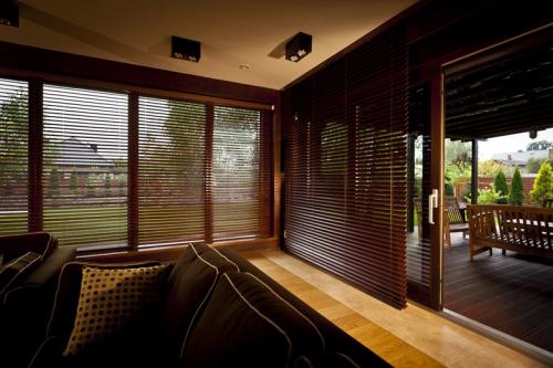 Виды крепления жалюзи на пластиковые окна. Горизонтальные жалюзи на окна: виды и способы крепления