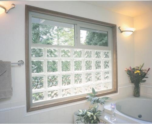 Дизайн ванной комнаты с маленьким окном. Декорирование окна в ванной комнате