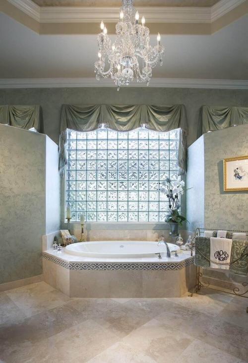 Дизайн ванной комнаты с маленьким окном. Декорирование окна в ванной комнате