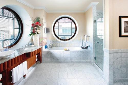 Ванные комнаты с окном. Виды и варианты окон в ванной 06