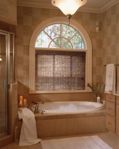 Ванная комната с окном в частном доме. Арочное окно в ванной комнате
