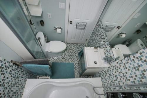 Маленькая ванная в частном доме. Маленькая ванная комната (+170 фото): лучшие дизайны интерьера 21 Маленькая ванная в частном доме. Маленькая ванная комната (+170 фото): лучшие дизайны интерьера 21