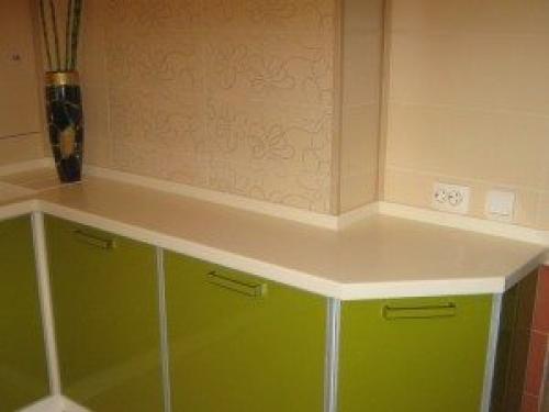 Как узнать, насколько алюминиевый кухонный плинтус для столешницы прочный. Виды изделий